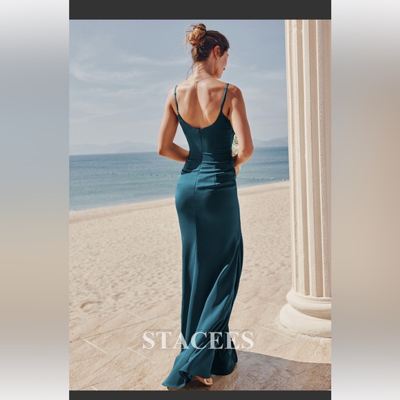 Beautiful peacock dress with a slit - Picture 2 of 4